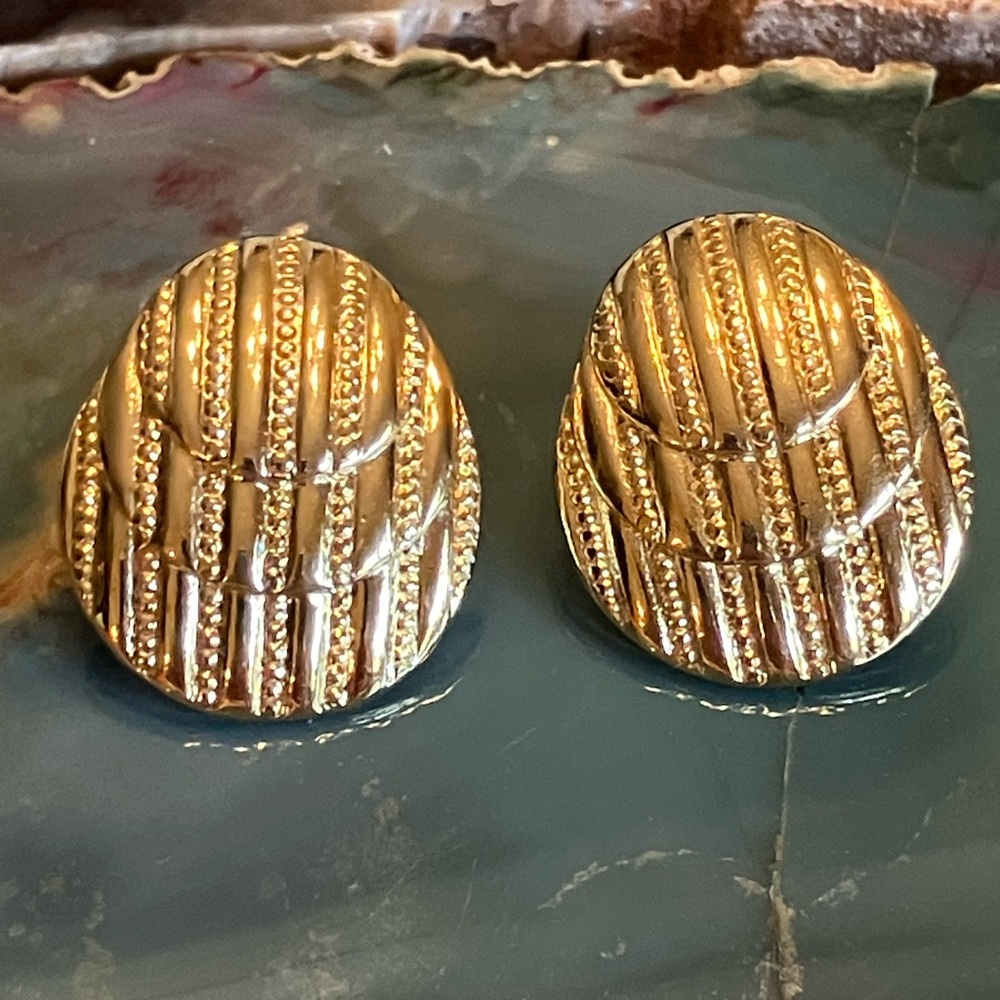 TRIFARI CLASSIC OVAL PIERCED EARRINGS GOLD TONE